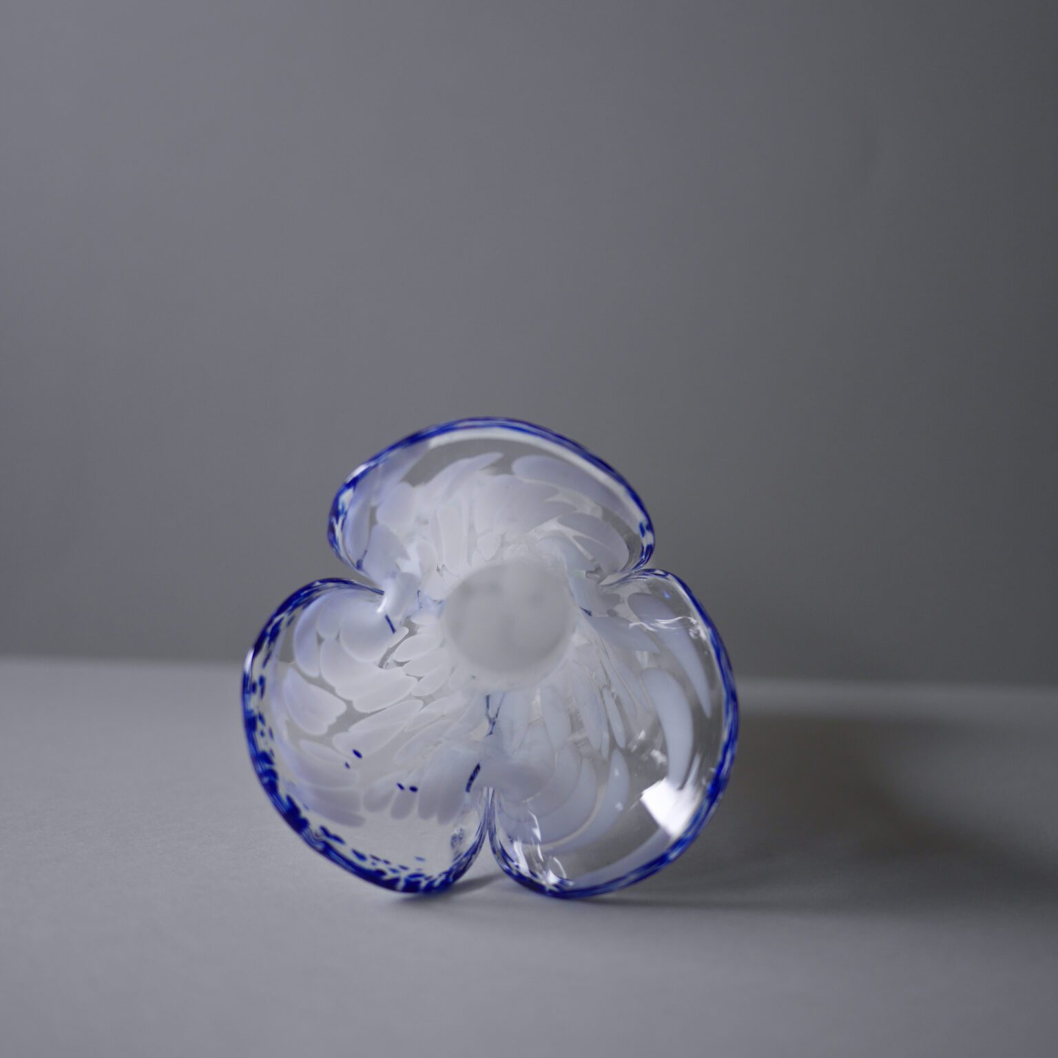 Hvid glasvase med blå kant 6
