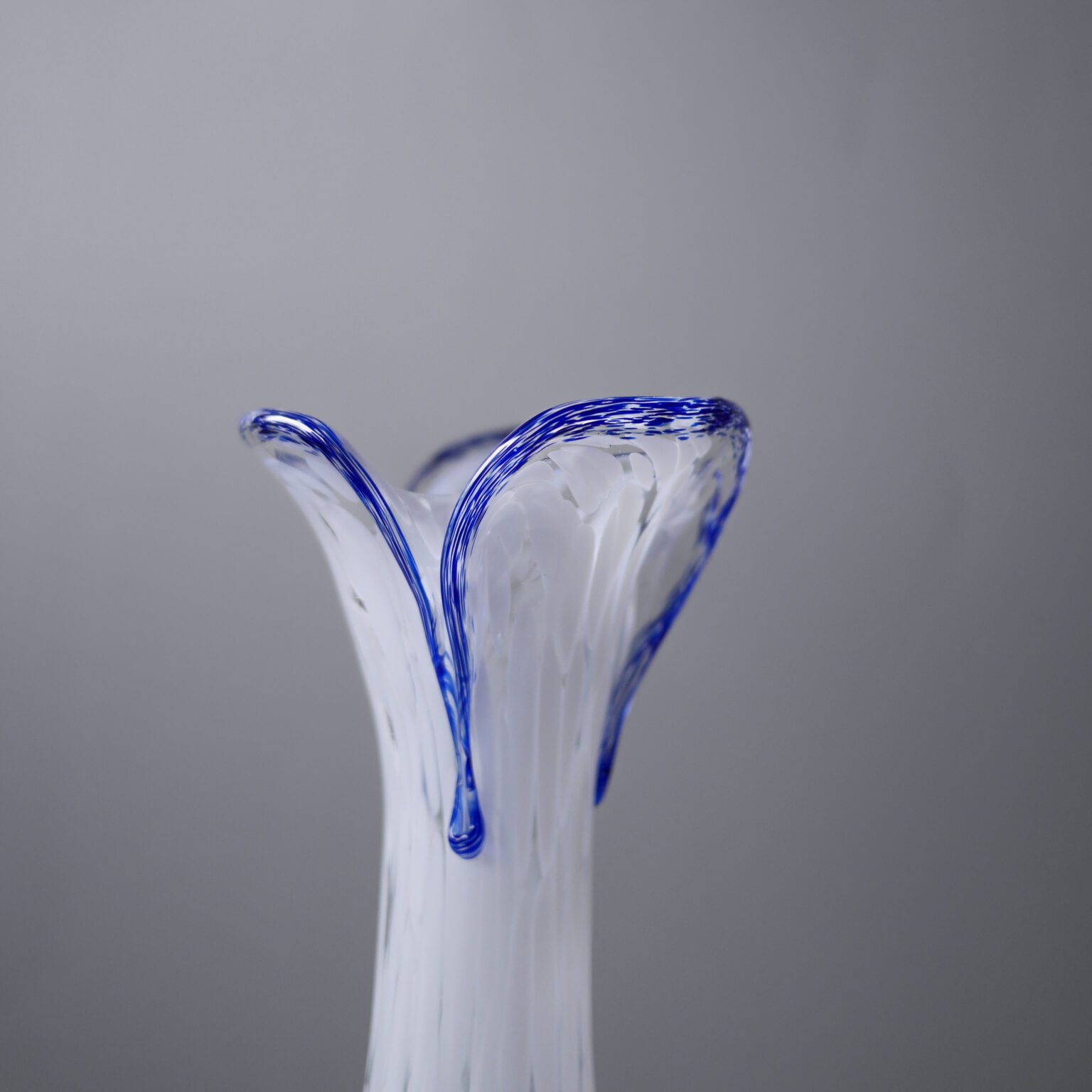 Hvid glasvase med blå kant 4