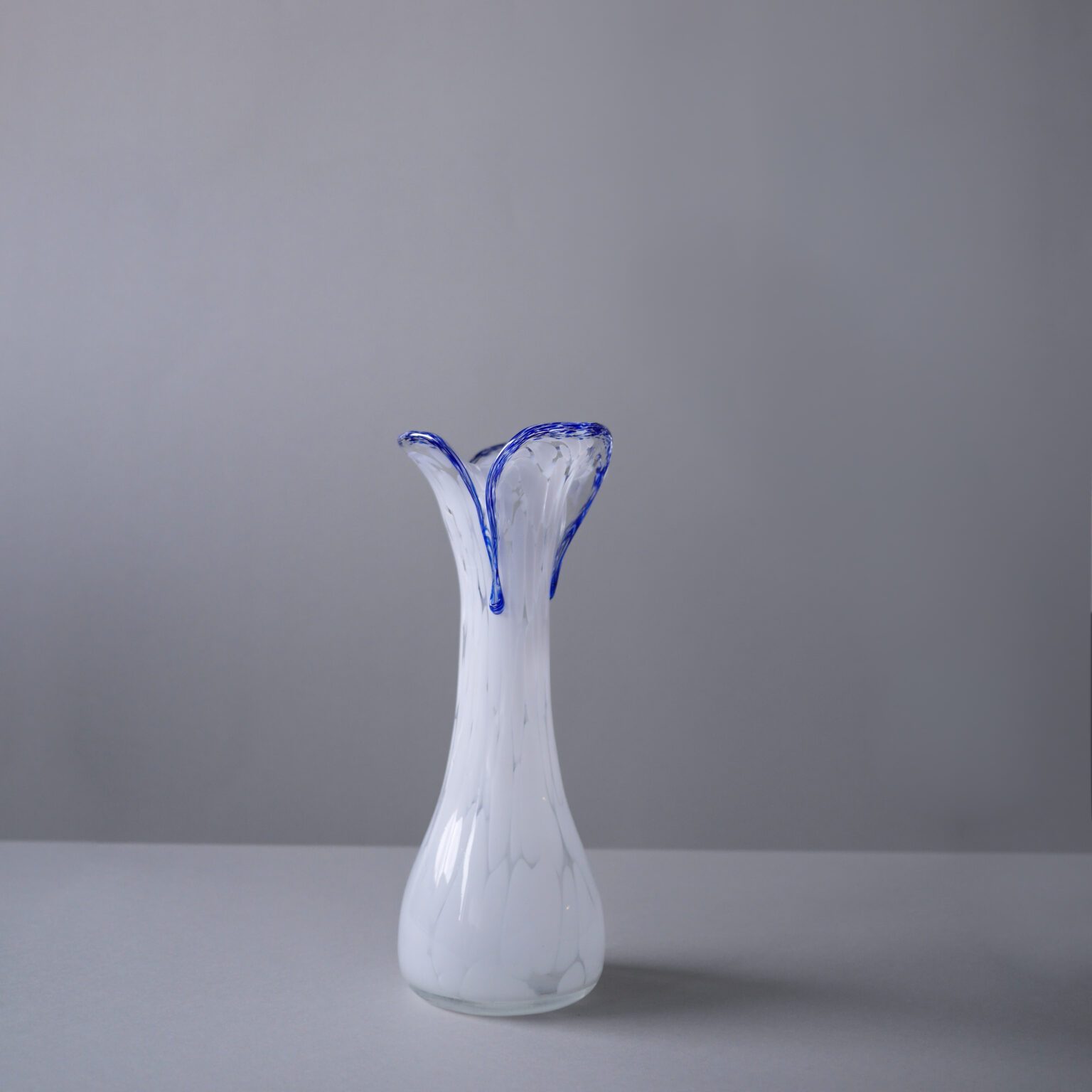 Hvid glasvase med blå kant 3