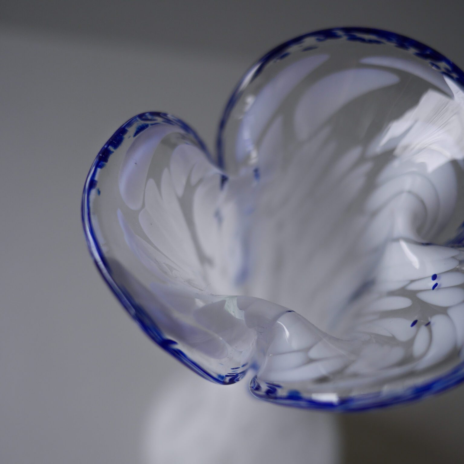 Hvid glasvase med blå kant 5