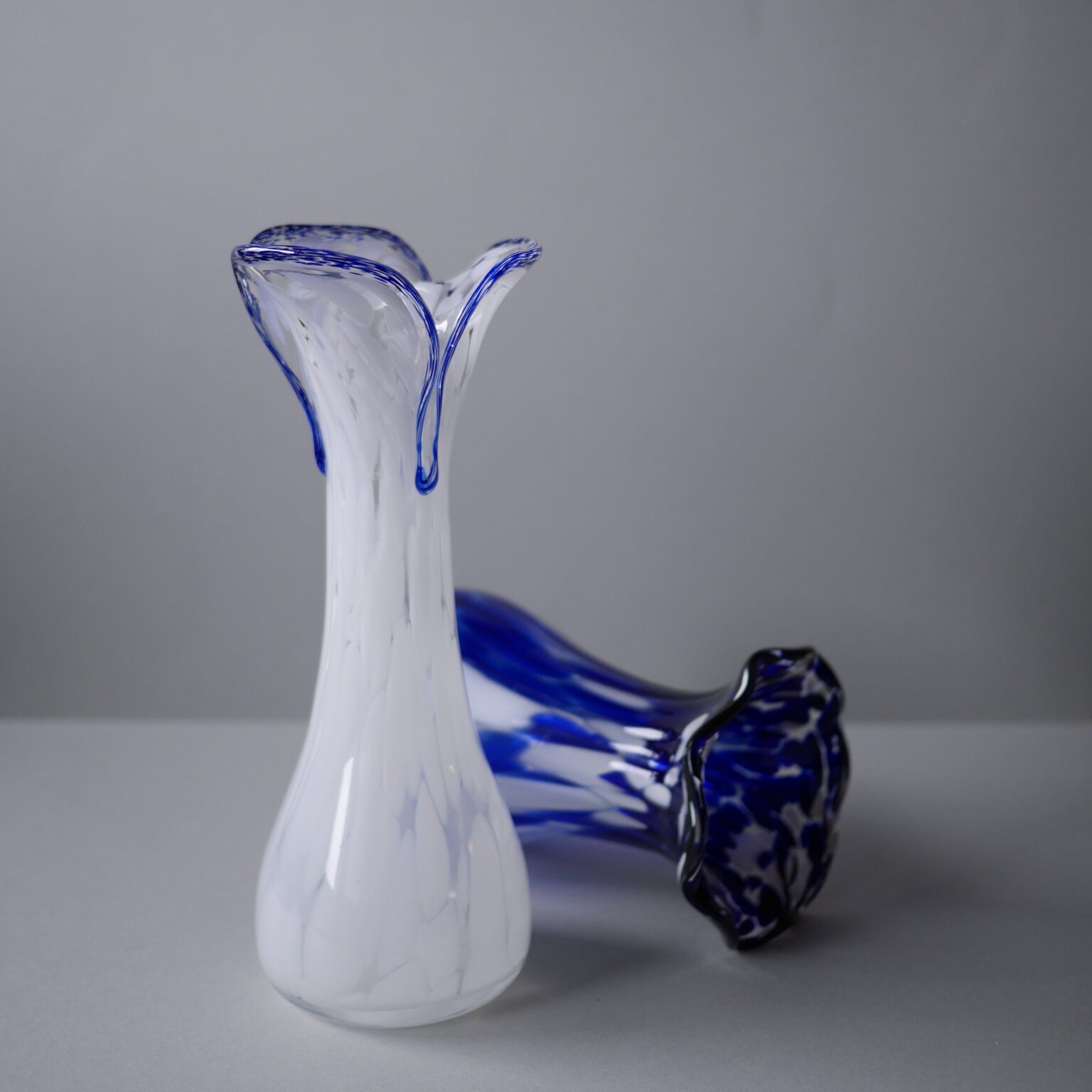Hvid glasvase med blå kant 7