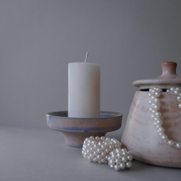 Lysestage i rosa sten