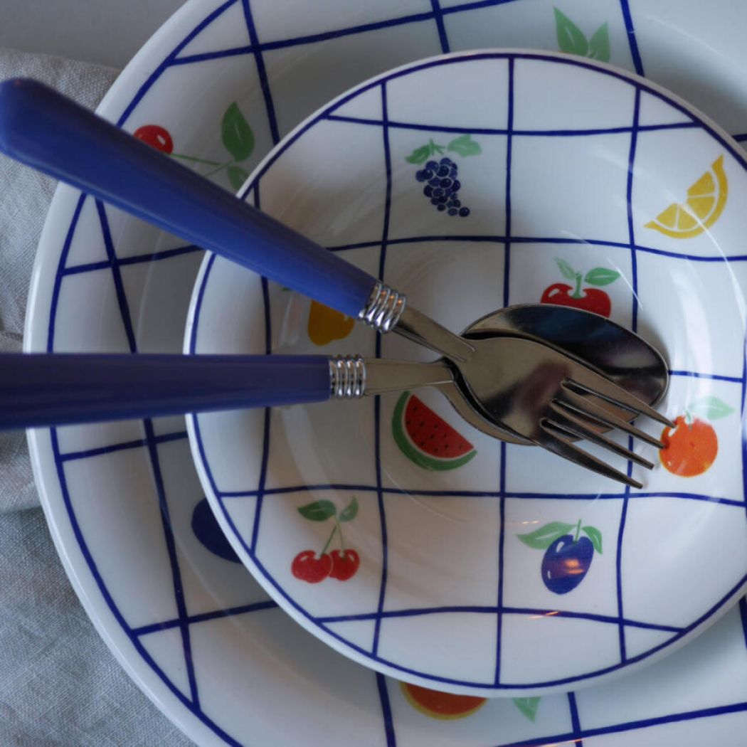 Dybe italienske tallerkener med frugter