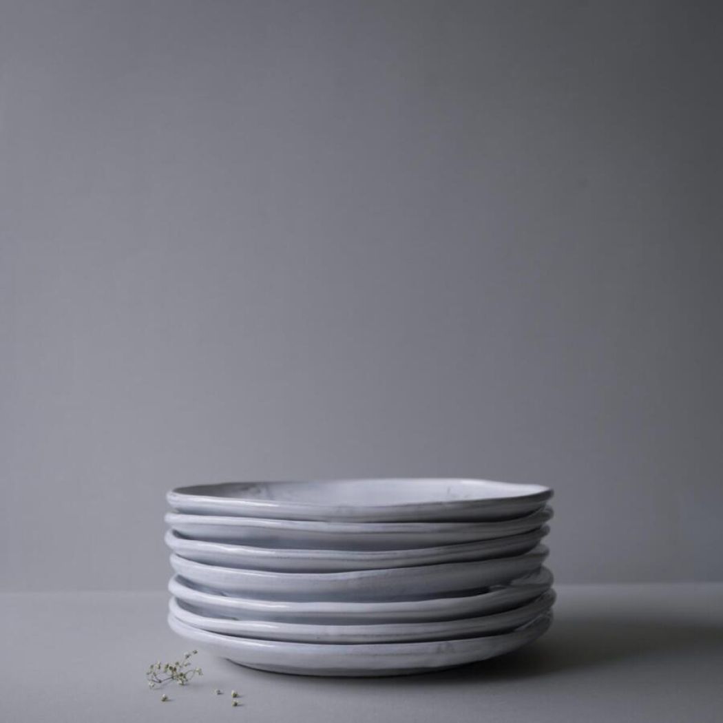 Hvide keramik tallerkner med blomster