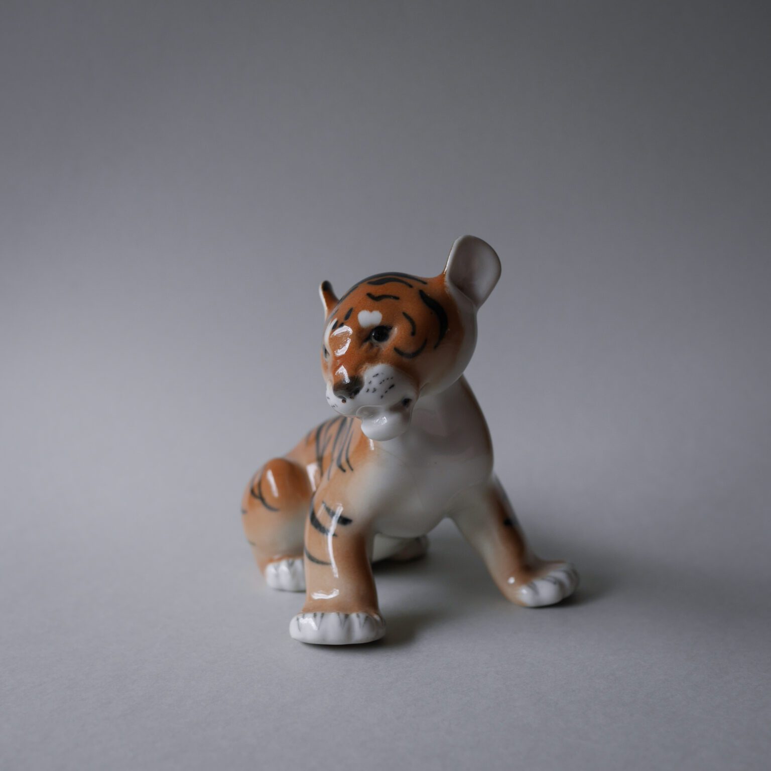Flot Tigerfigur i Porcelæn