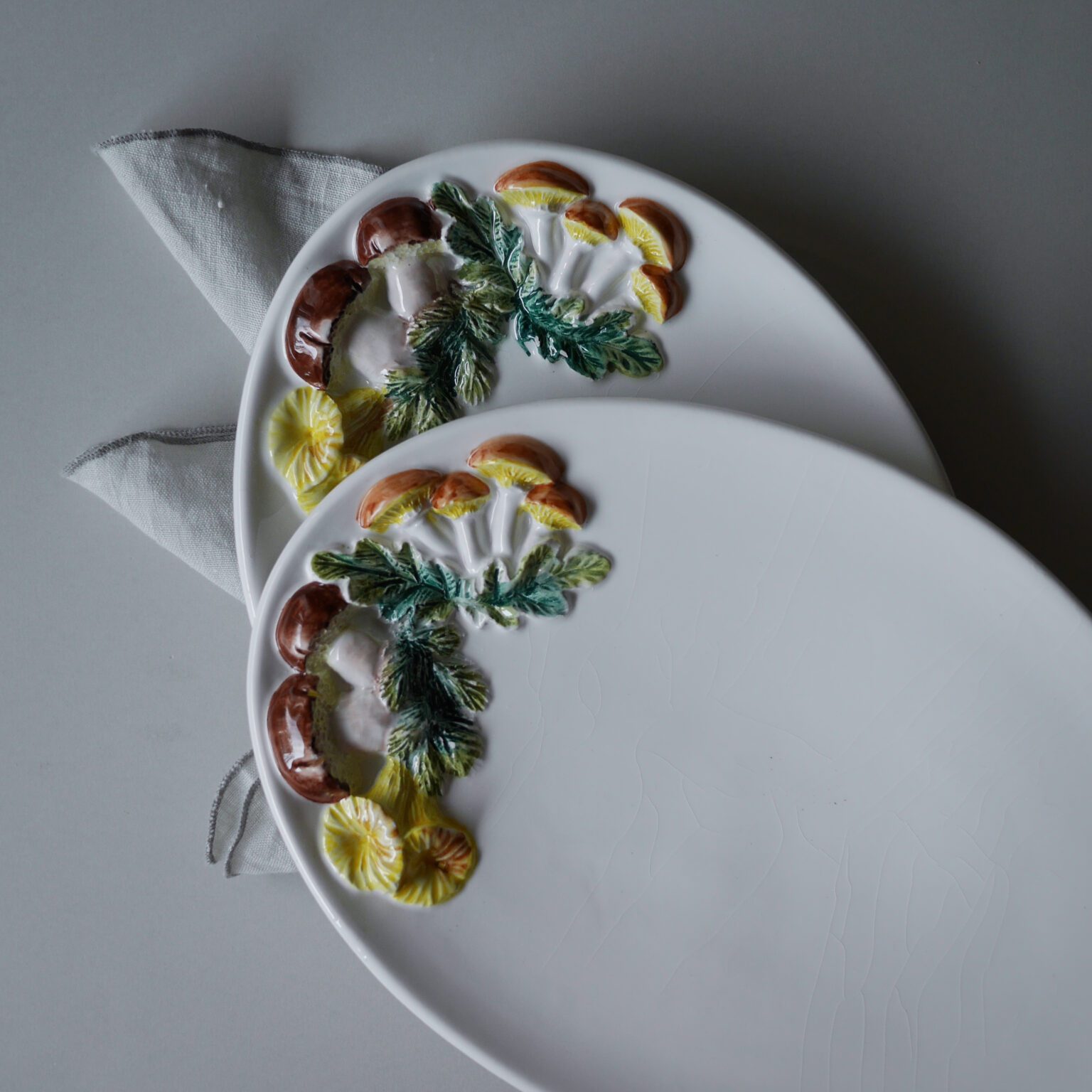 Store hvide italienske fade med svampe
