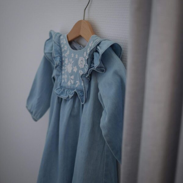 Blå Denimkjole med Flæser