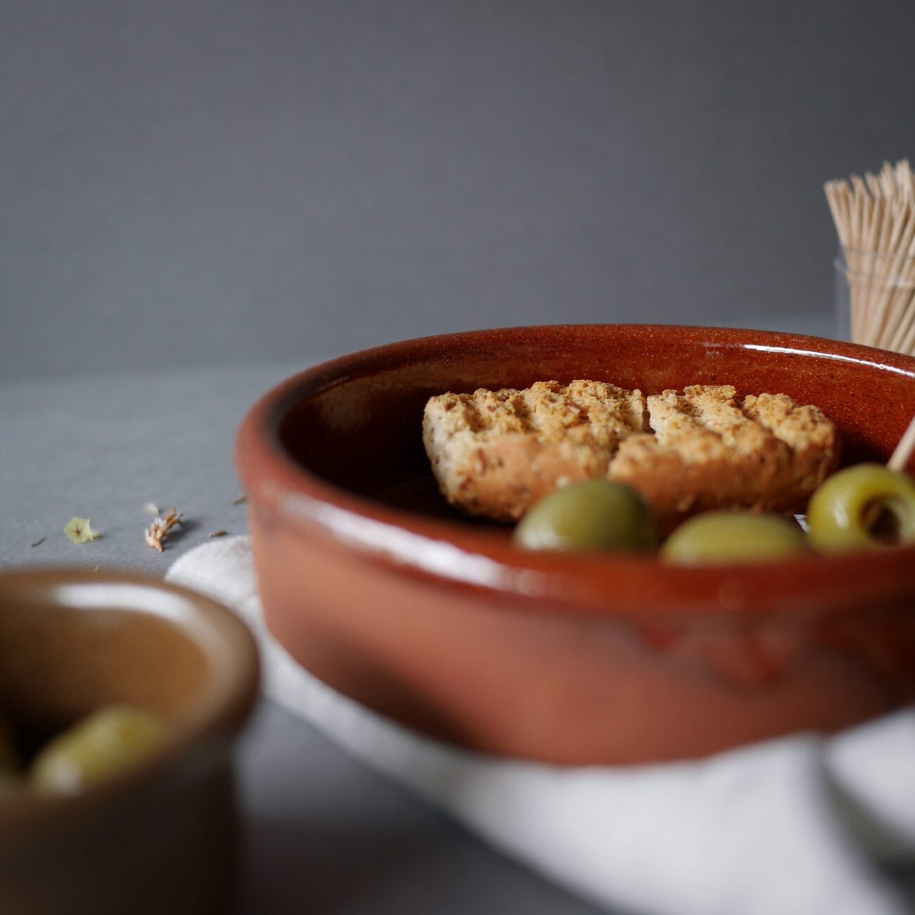 Close-up af brød og oliven i tapas skåle