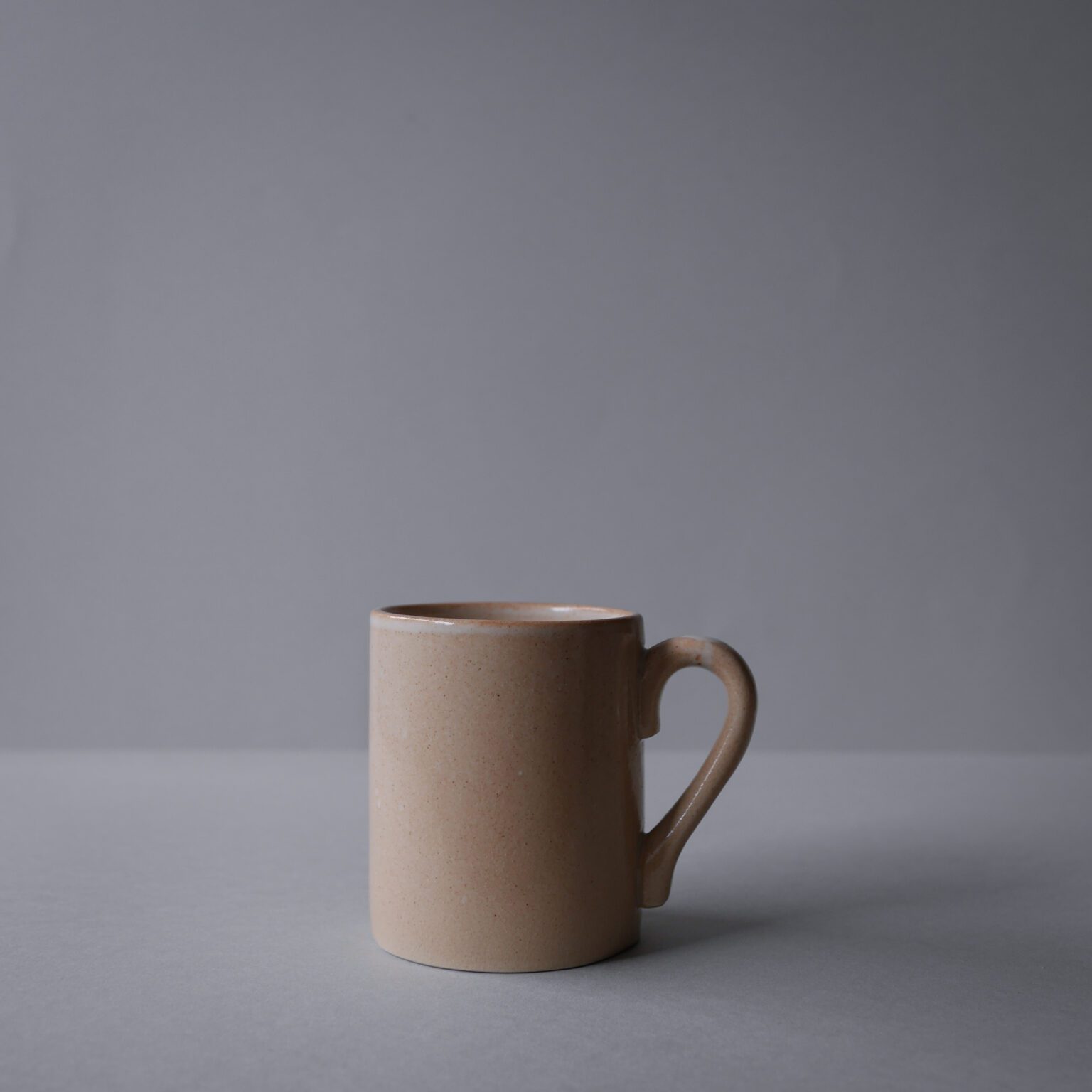 Beige krus i keramik