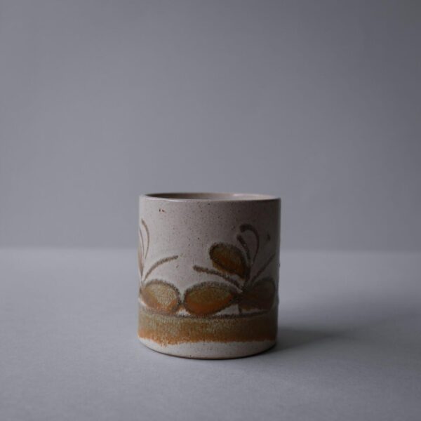 Beige krus med blomstermotiver
