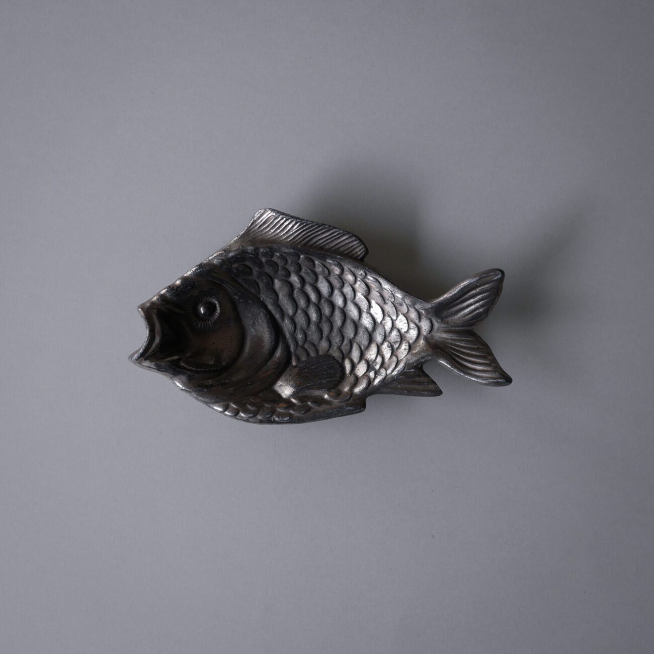 Metal fiskeskål som relief