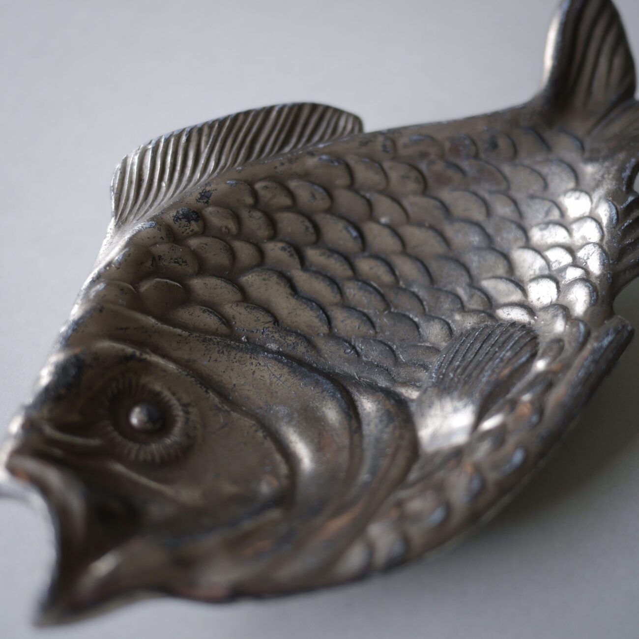 Metal fiskeskål som relief 1
