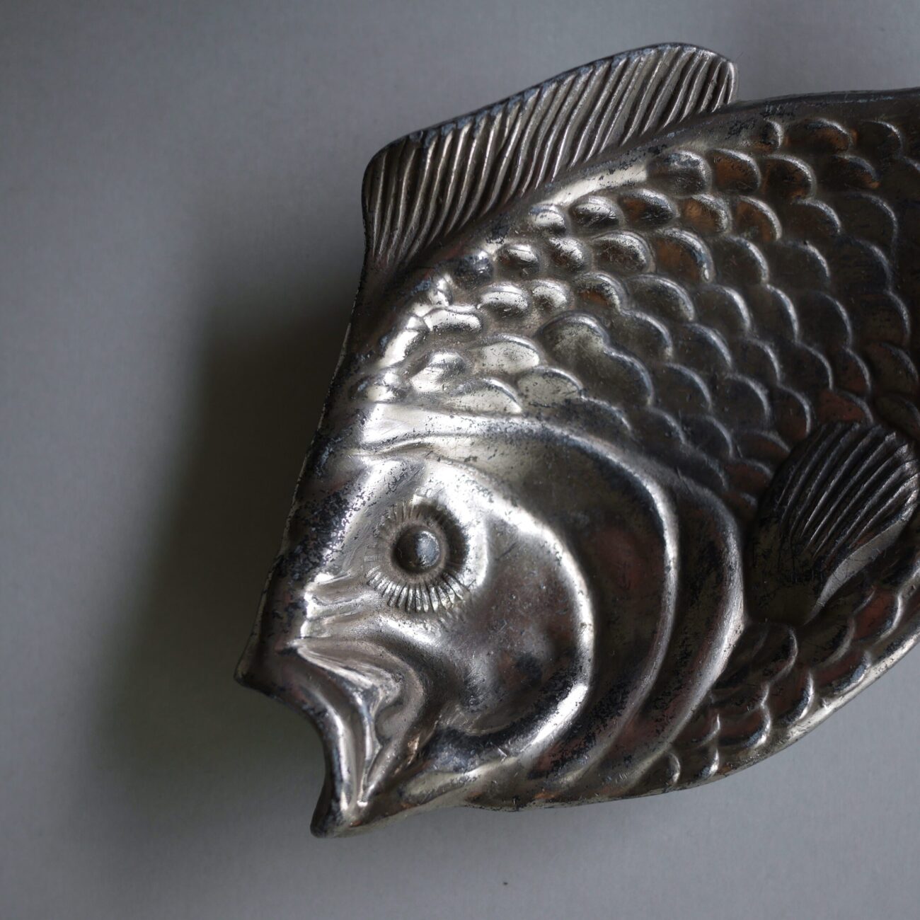 Metal fiskeskål som relief 3