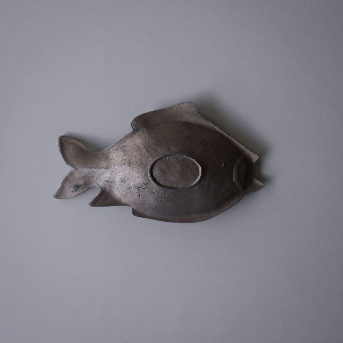 Metal fiskeskål som relief 2