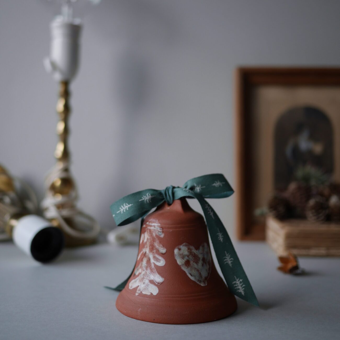 Brun juleklokke i keramik