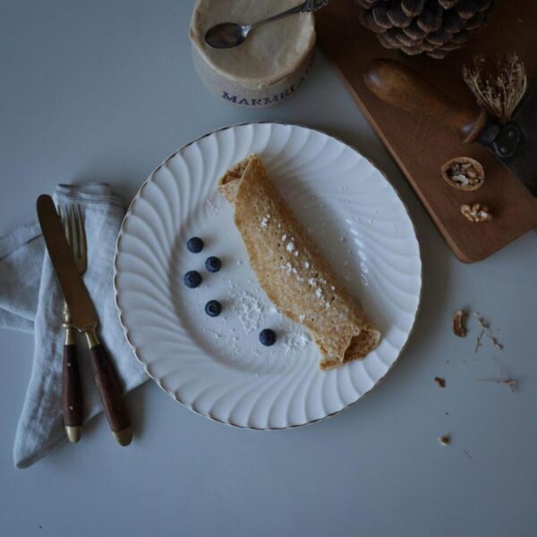 Hvide tallerkner med swirl og guldkant