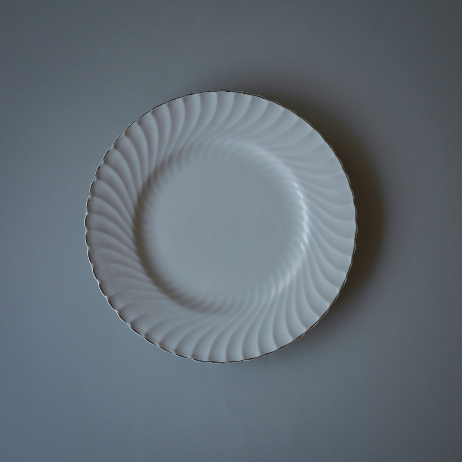 Hvide Middagstallerkner med Swirl & Guldkant 6