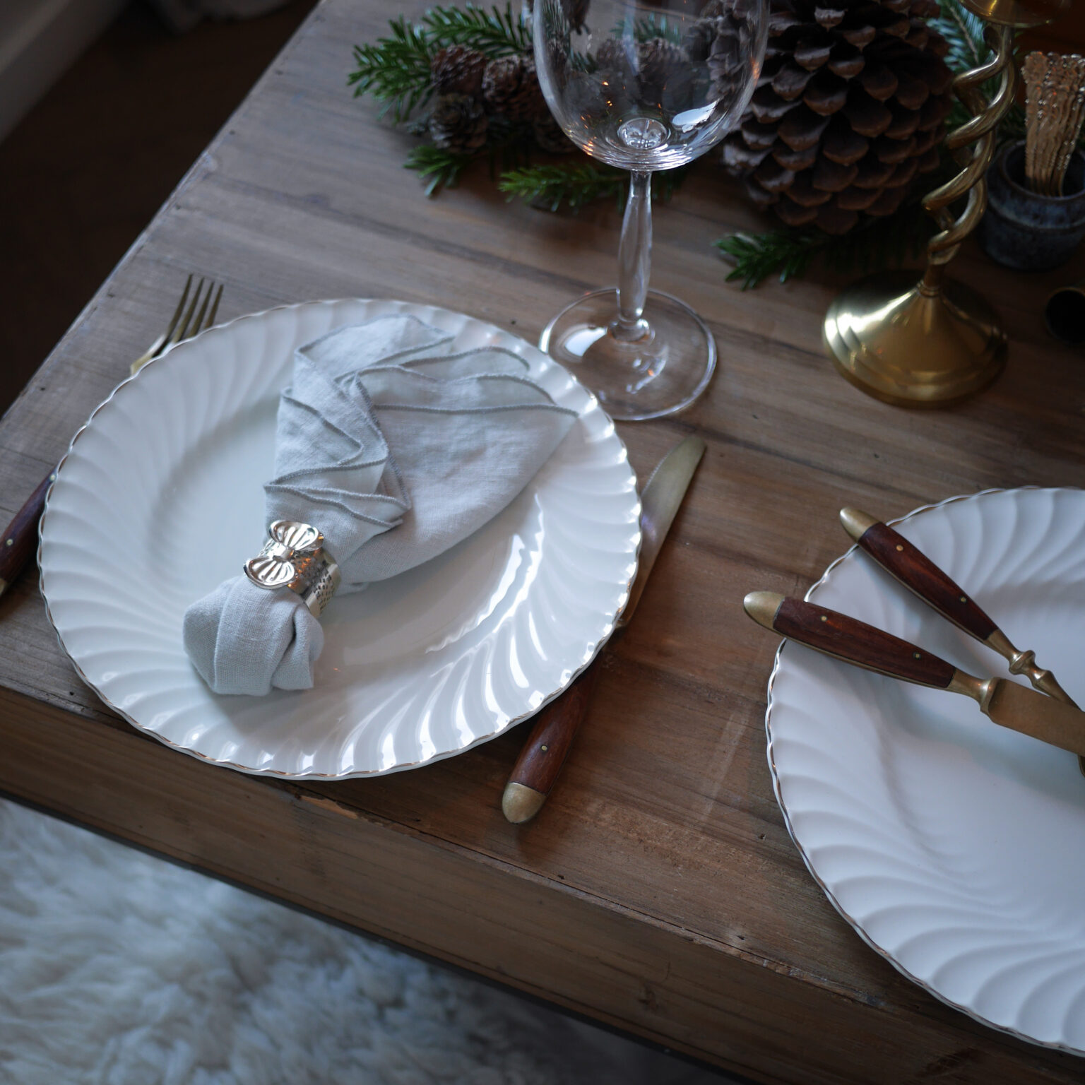Hvide Middagstallerkner med Swirl & Guldkant 1