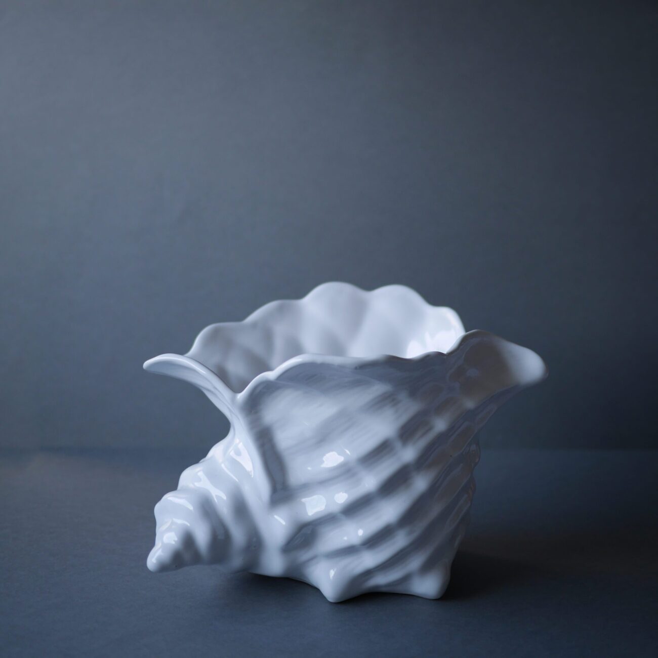 Stor hvid konkylie vase i porcelæn
