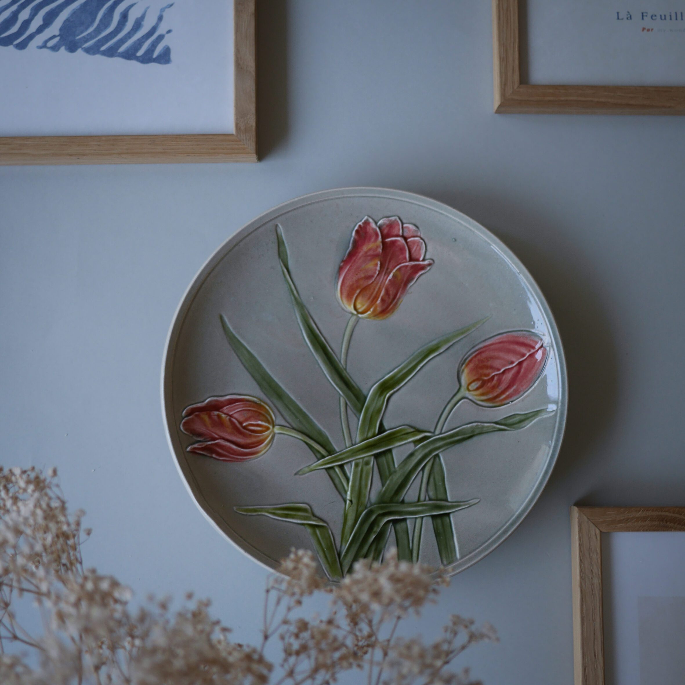 Smuk platte med tulipaner