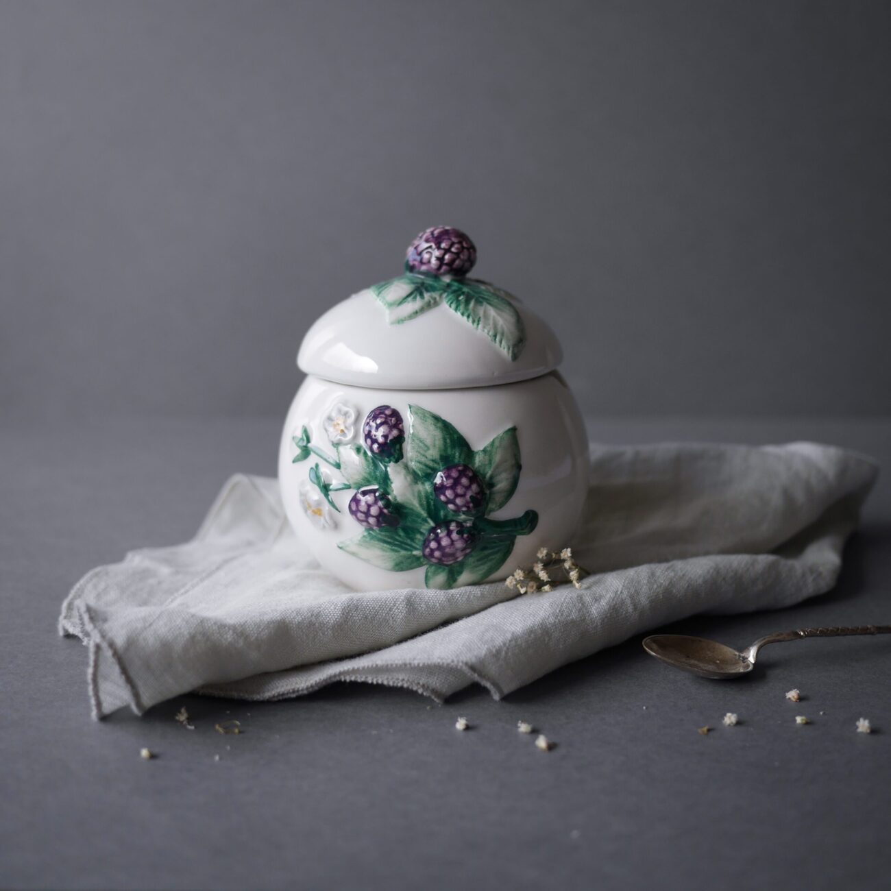 Porcelænskrukke med lilla bær