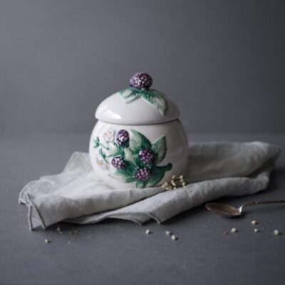 Porcelænskrukke med lilla bær