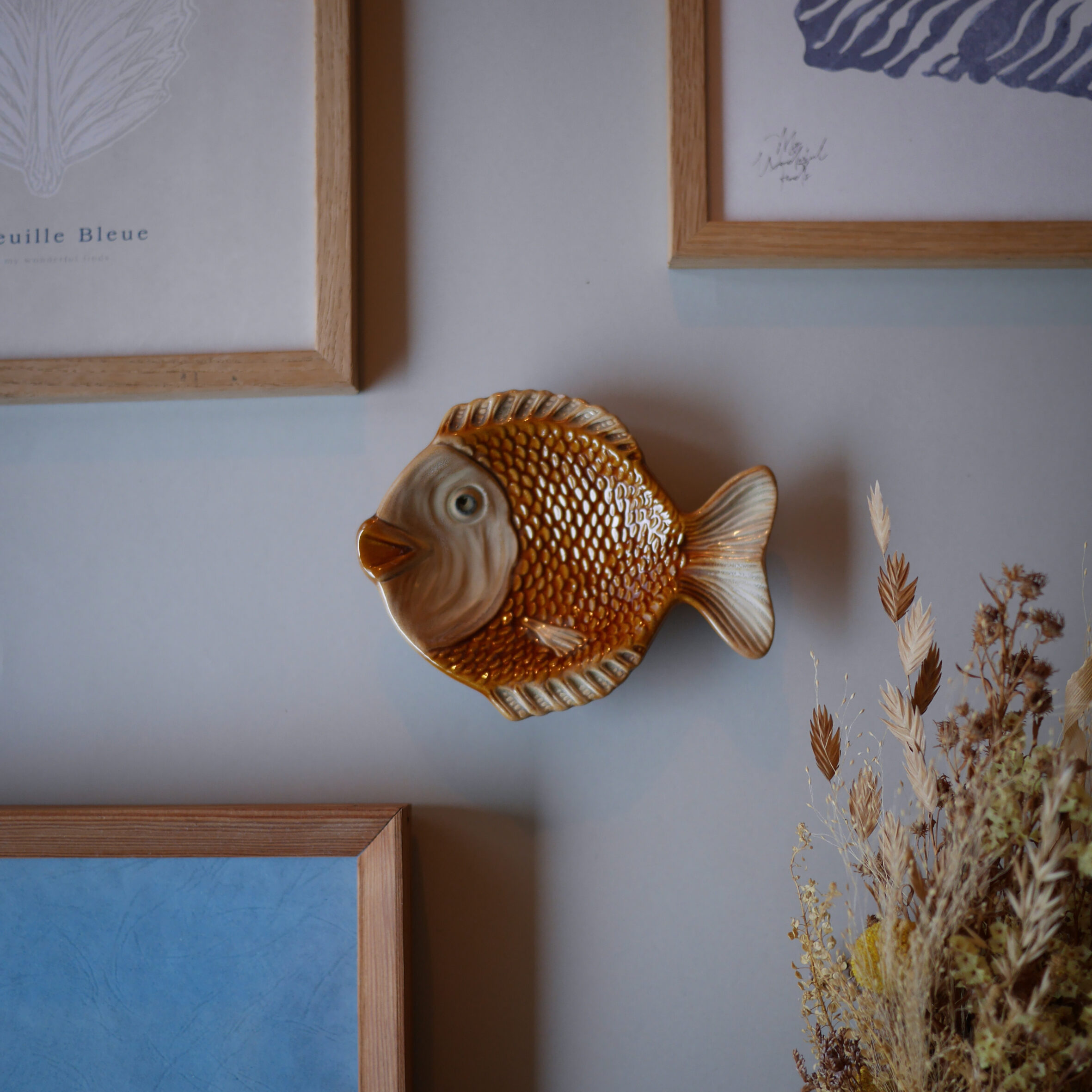 Flot lille vægfisk i brun keramik