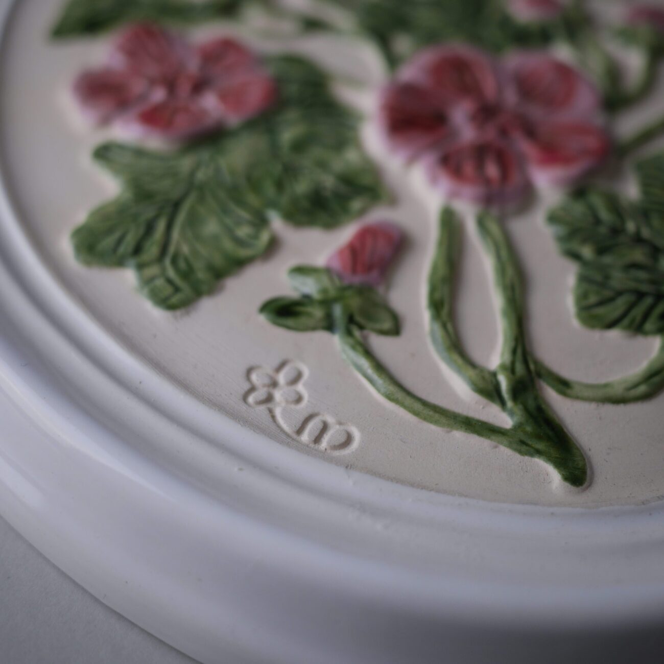 Stort Hvidt Relief med Rosa Blomster 1