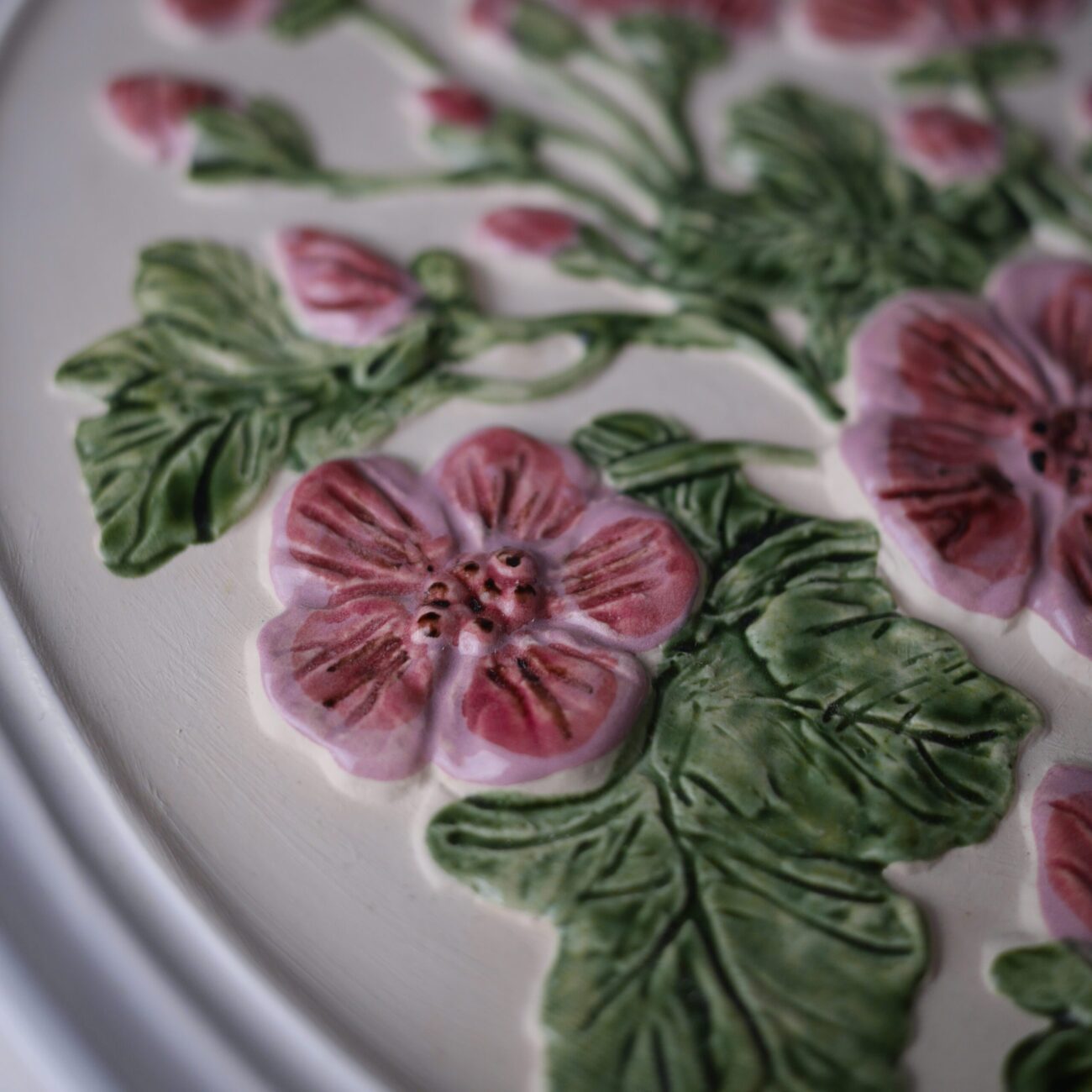 Stort Hvidt Relief med Rosa Blomster 2