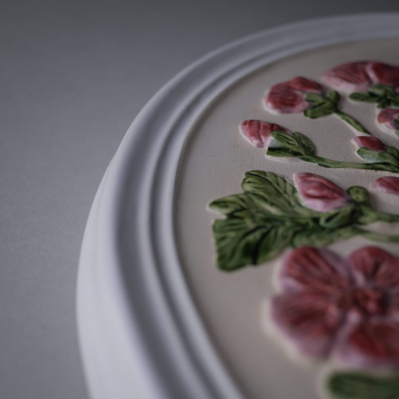 Stort Hvidt Relief med Rosa Blomster 3