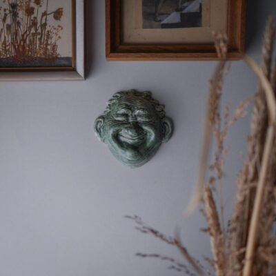 Charmerende grønt relief af Poul Hauch Carlsen