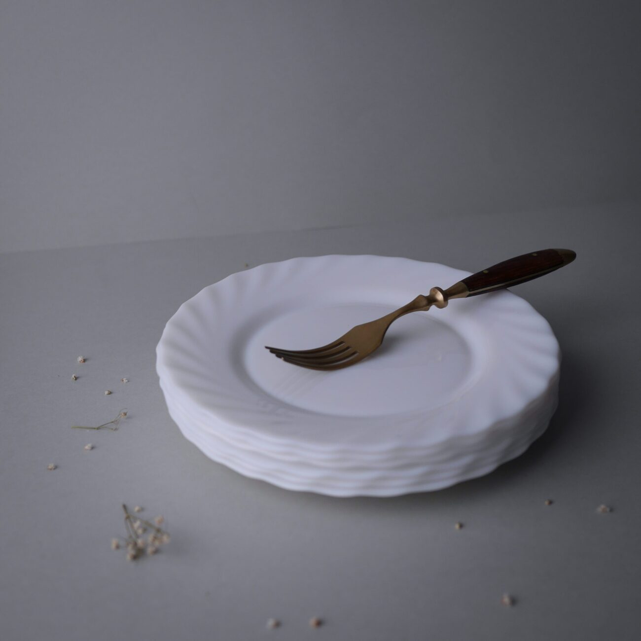 Hvide Arcopal Frokosttallerkner med Swirl