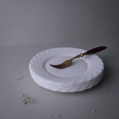 Hvide Arcopal Frokosttallerkner med Swirl