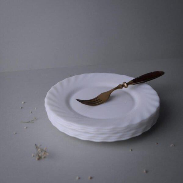 Hvide Arcopal Frokosttallerkner med Swirl
