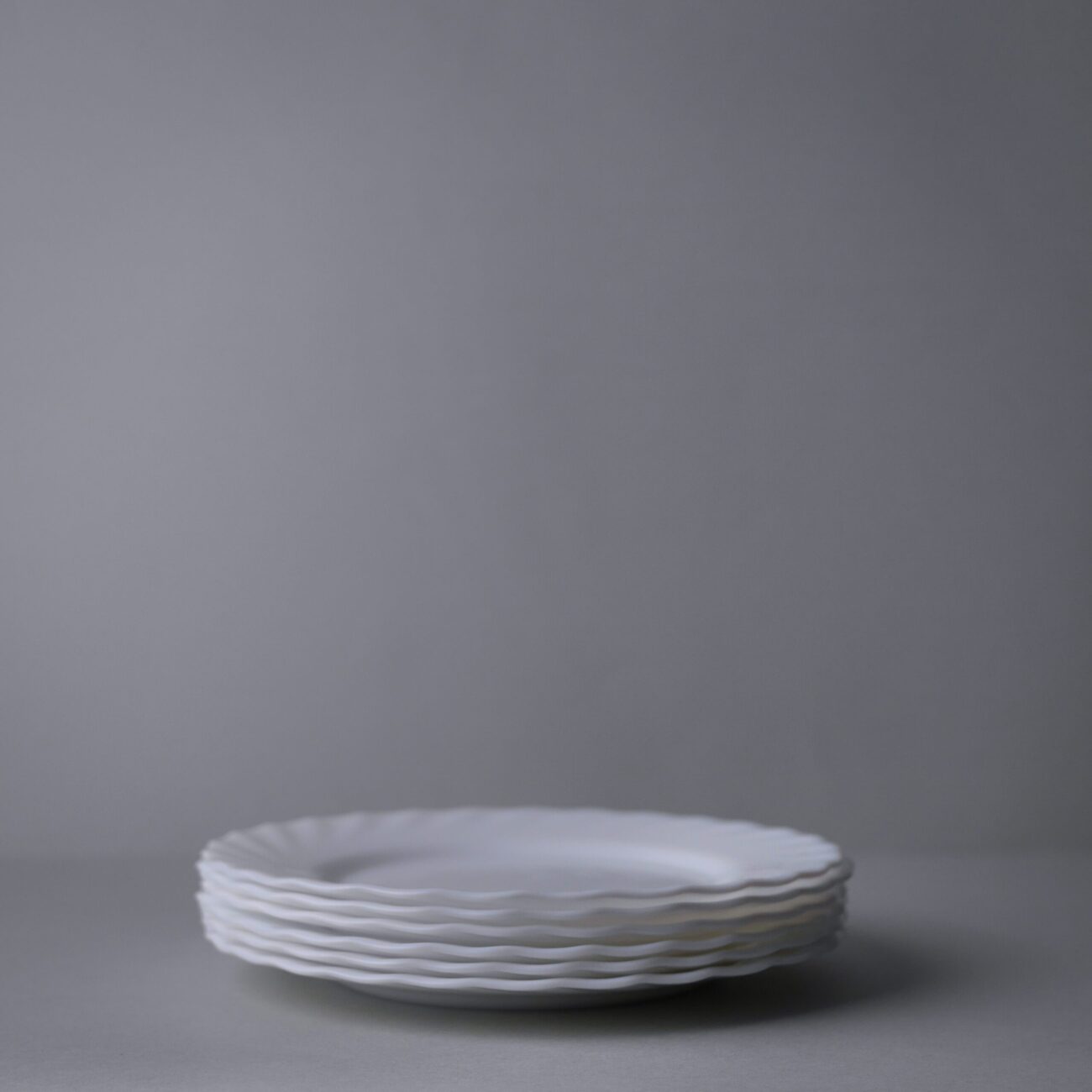 Hvide Arcopal Frokosttallerkner med Swirl