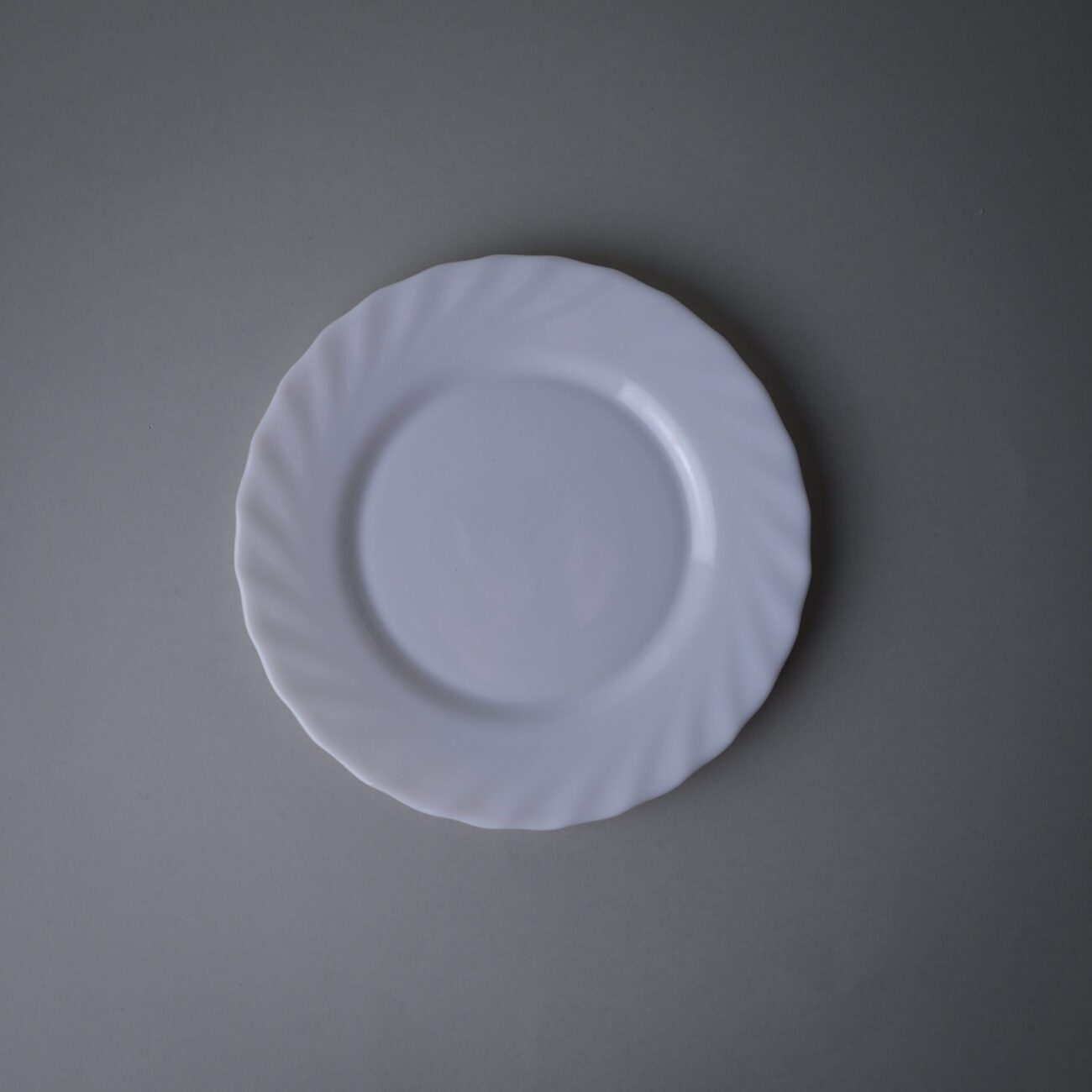 Hvide Arcopal Frokosttallerkner med Swirl