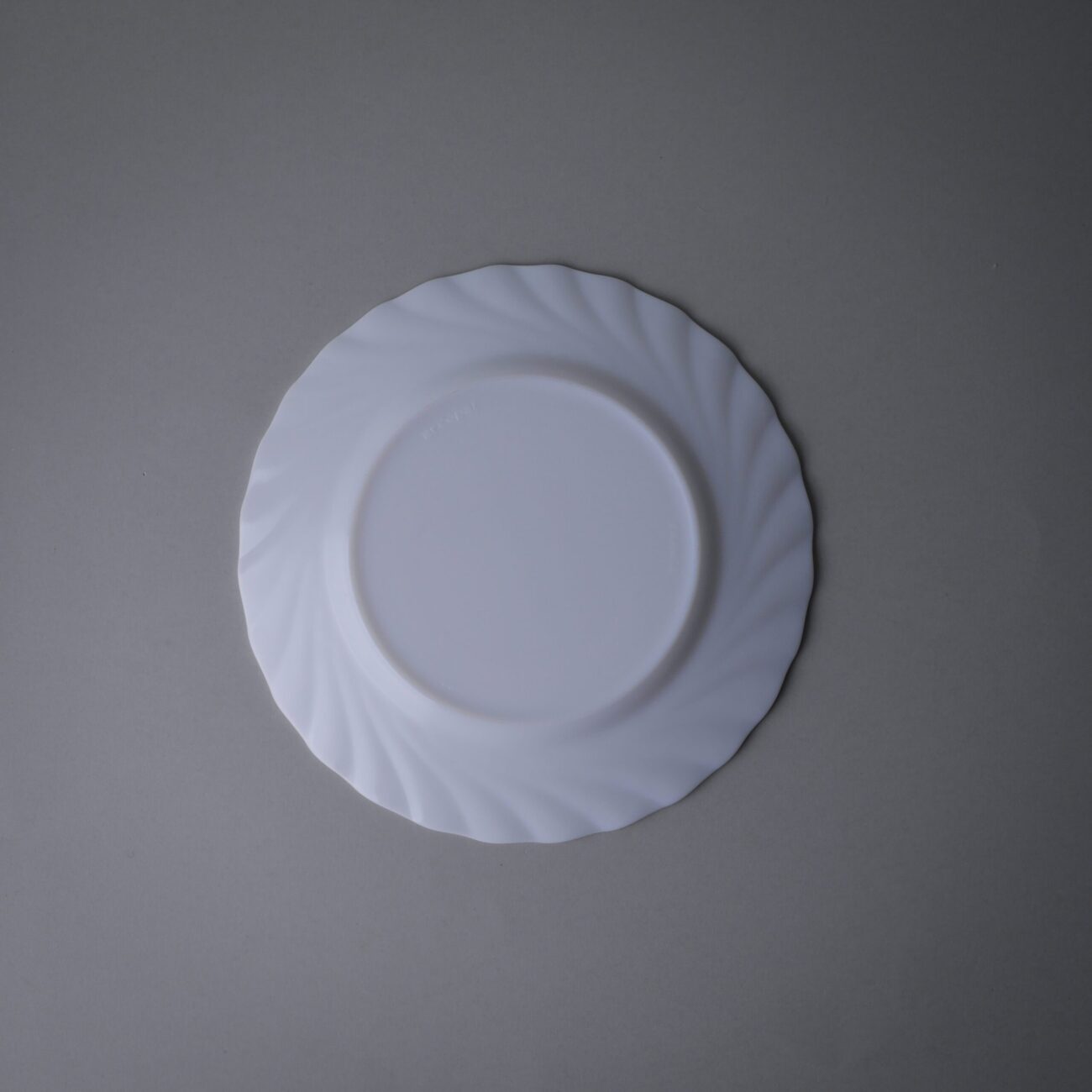 Hvide Arcopal Frokosttallerkner med Swirl