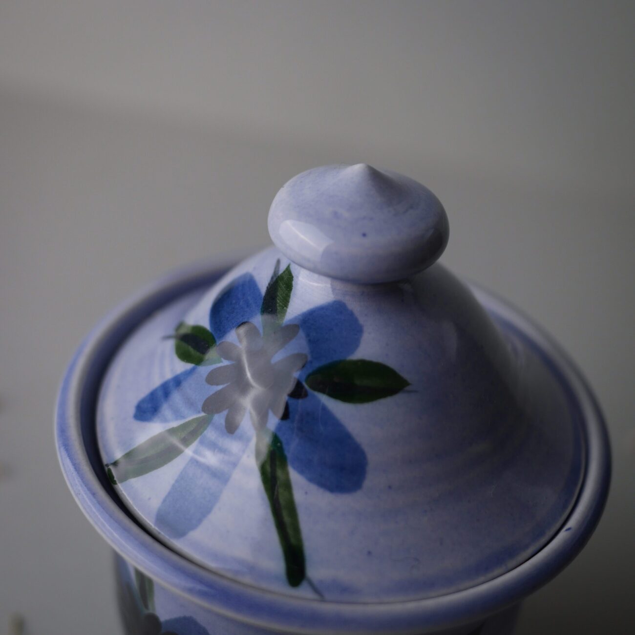 Blå Lågkrukke med Blomst 1