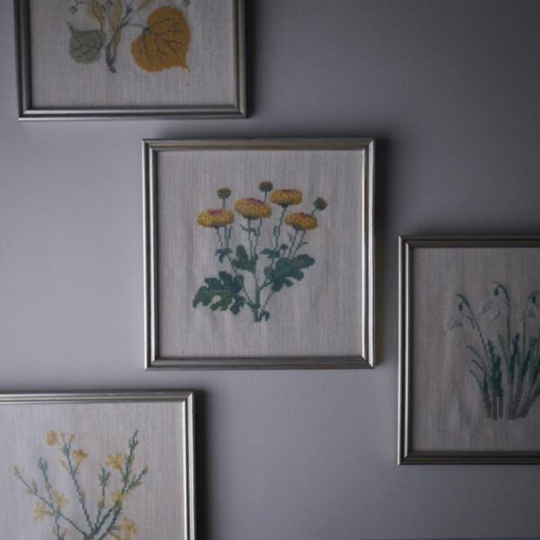 Broderet Billede med Gule Blomster