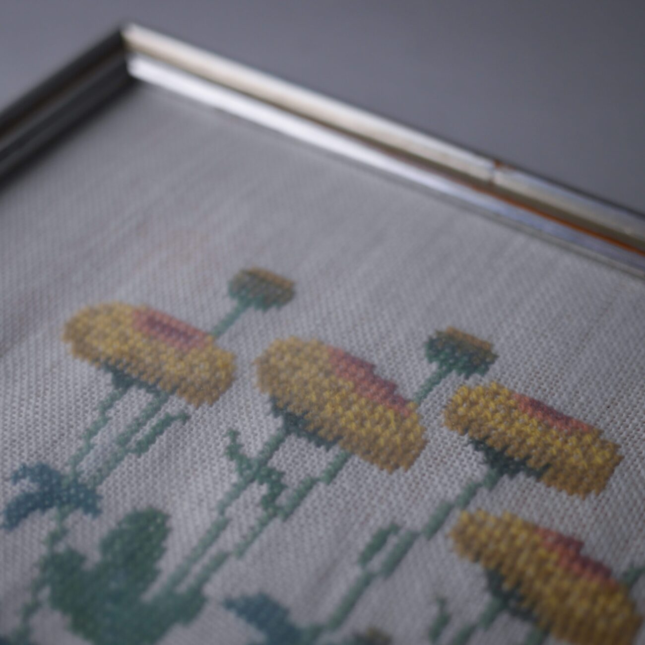 Broderet Billede med Gule Blomster 3