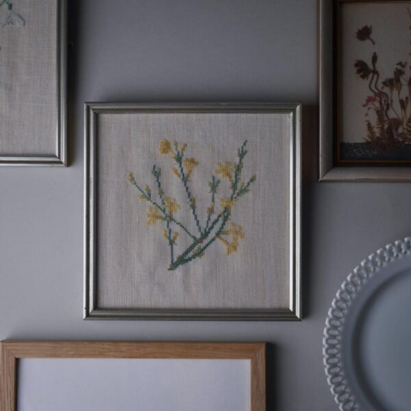 Broderet Billede med Gule Grene