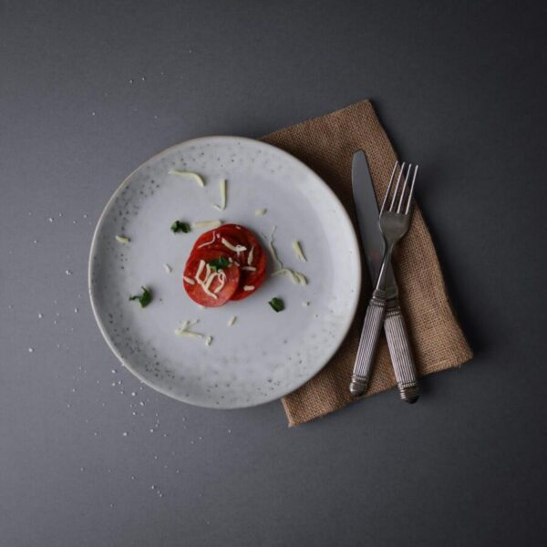 Grå nistrede frokosttallerkner