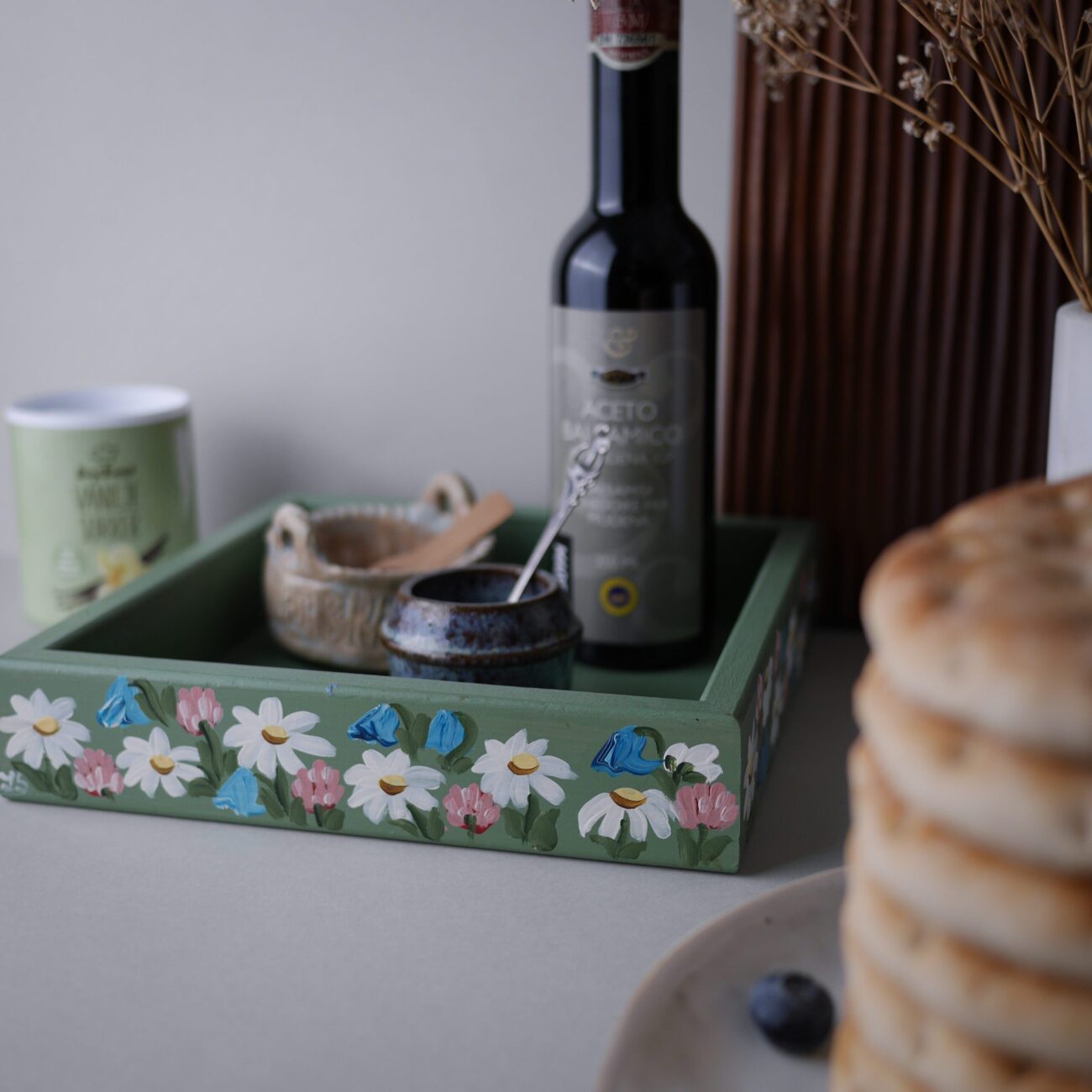 Træbakke med Håndmalede Blomster 3