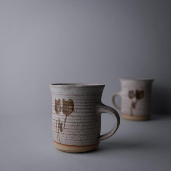 Beige Krus med Brune Blomster
