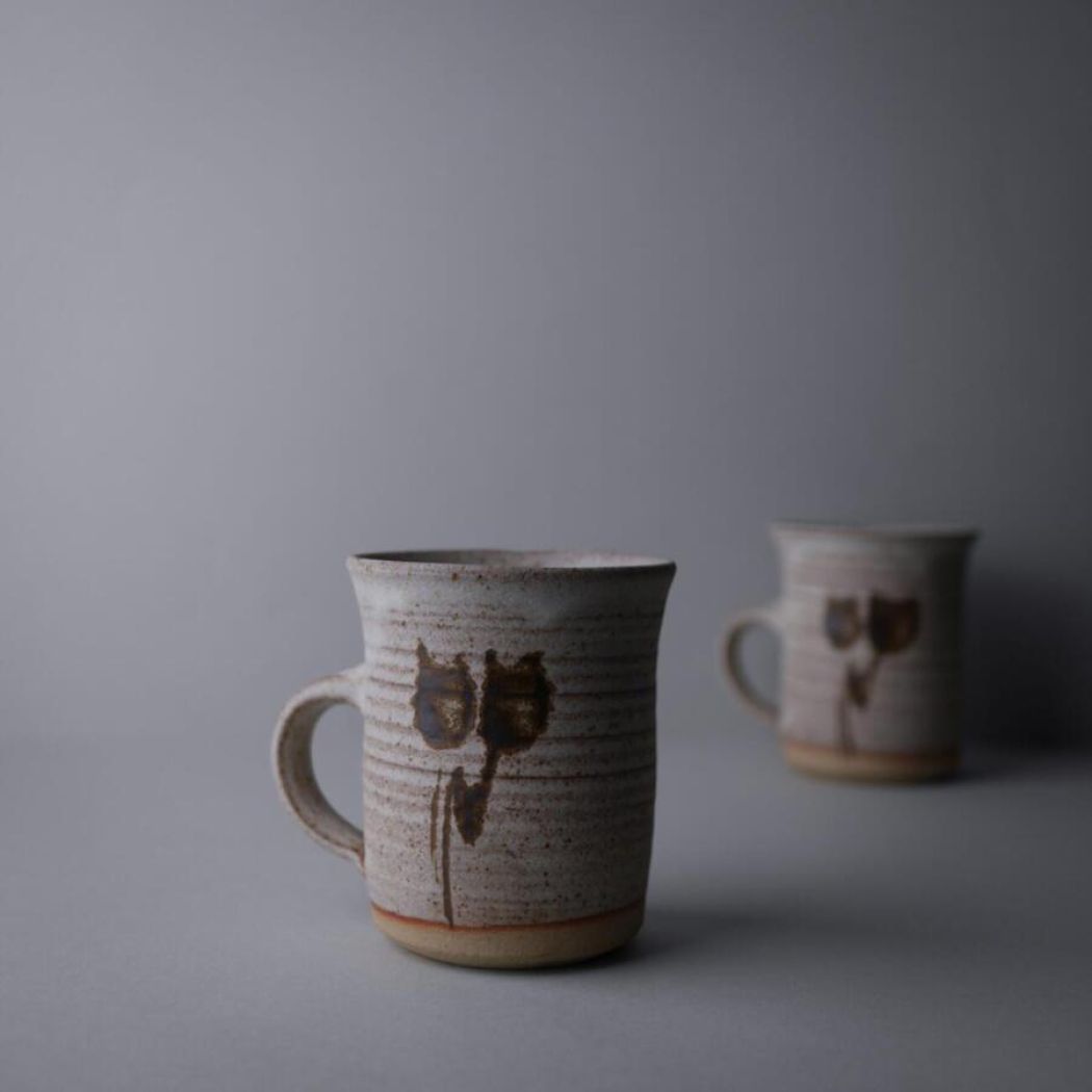 Beige Krus med Brune Blomster 1