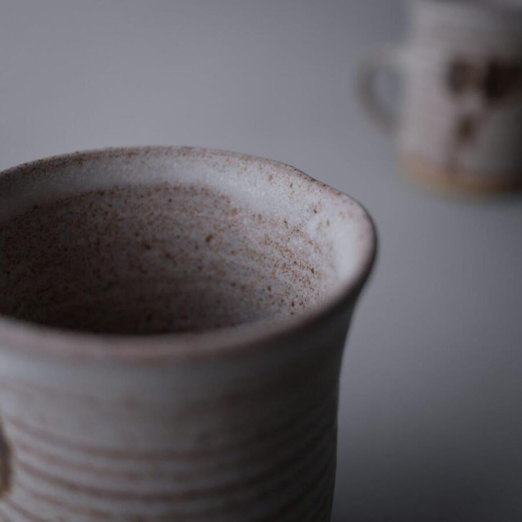 Beige Krus med Brune Blomster 2