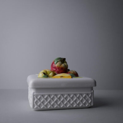 Hvid Porcelæns Lågkrukke med Æbler
