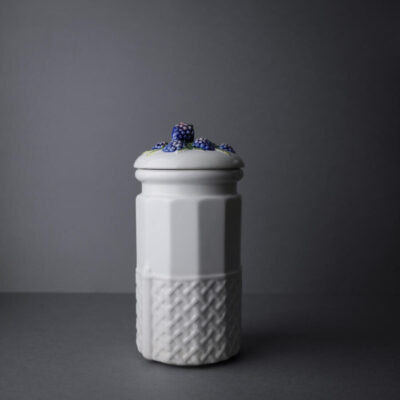 Høj Porcelæns Lågkrukke med Brombær