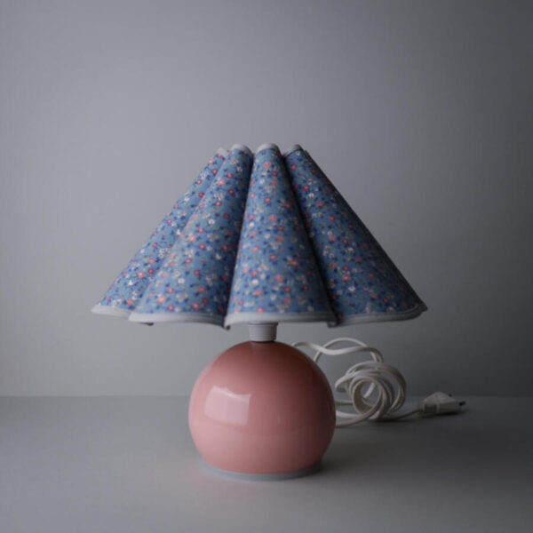 Pastel Lampe med Blomstret Skærm