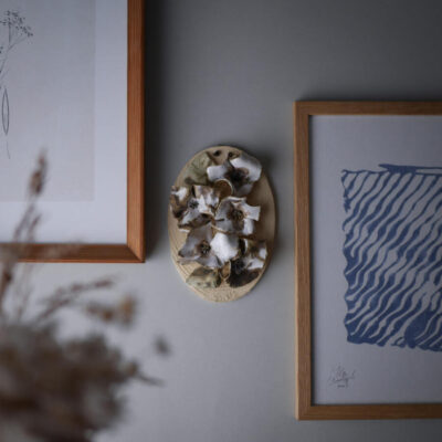 Beige Keramikrelief med Blomster